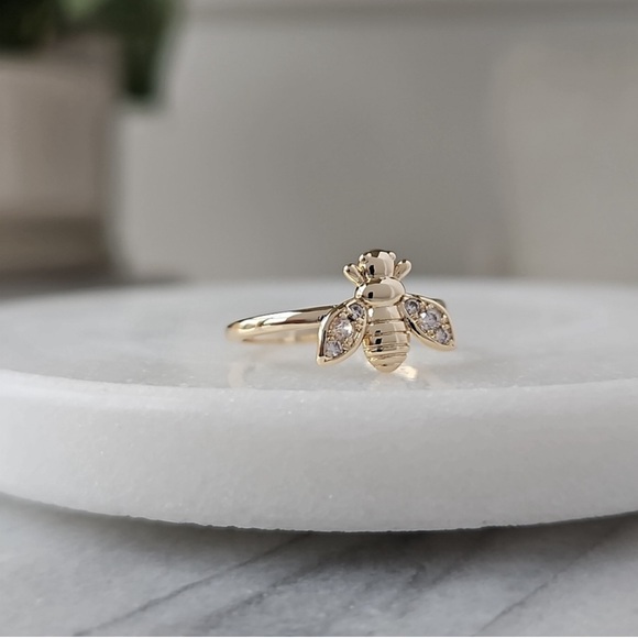 Super {Sweet} Honey Bee Ring by Charmed Aroma in Size 6 Gold 🐝 - Picture 5 of 6